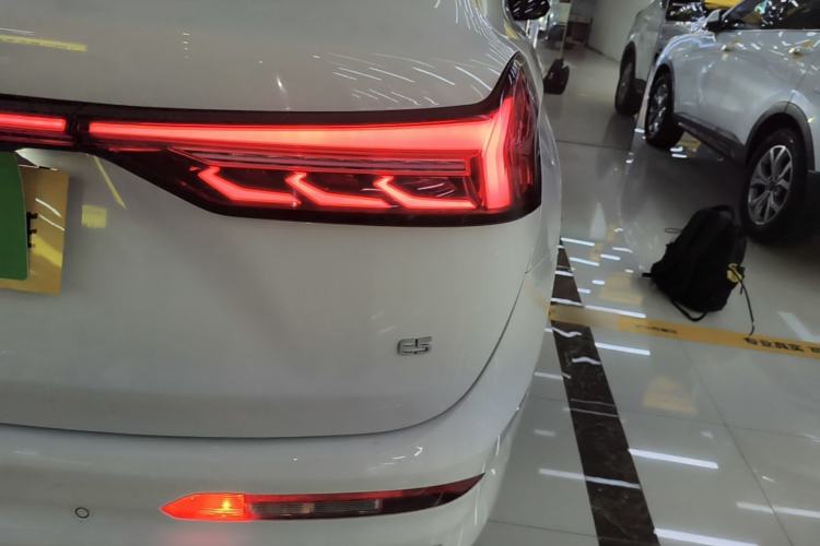 Used Landian E5 2024 Honor Edition 100KM Premium Model 7 Seats Right Rear Taillight