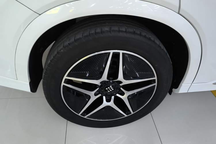 Used Landian E5 2024 Honor Edition 100KM Premium Model 7 Seats Right Rear Wheel Hub