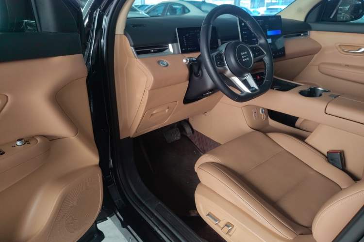 Used Landian E5 PLUS 2025 165 km Long-Range Version 7 Seats Interior 3