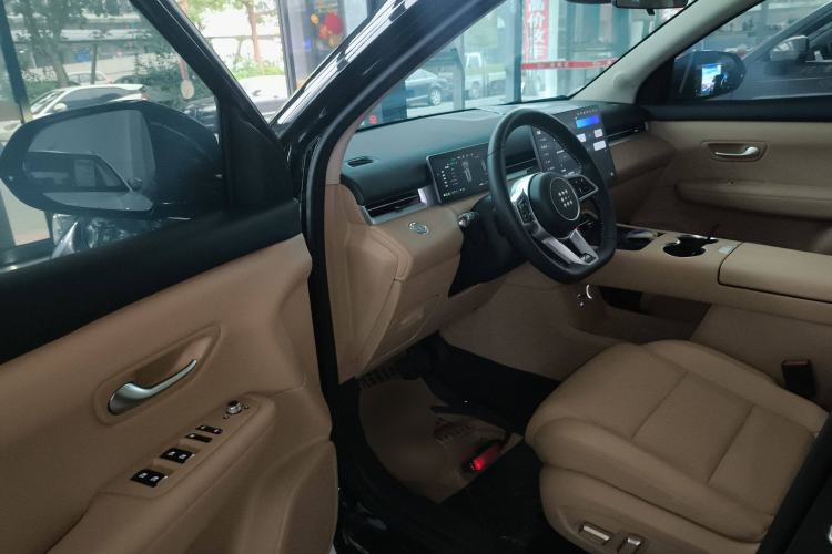 Used Landian E5 PLUS 2025 120km Standard Travel Custom Edition 7 Seats Interior 3
