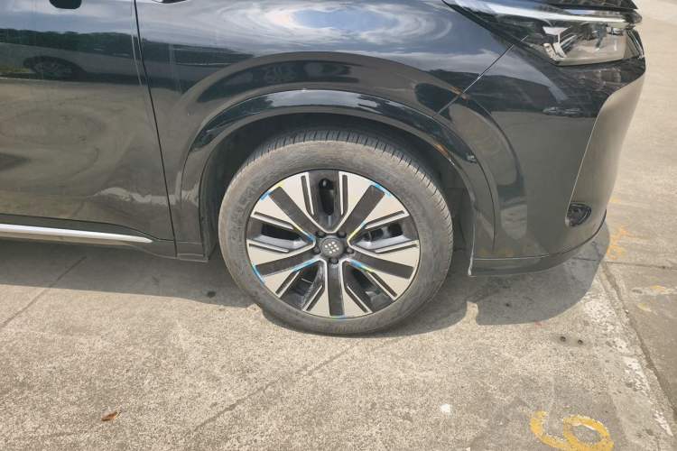 Used Landian E5 PLUS 2025 165 km Long-Range Version 7 Seats Right Front Wheel Hub