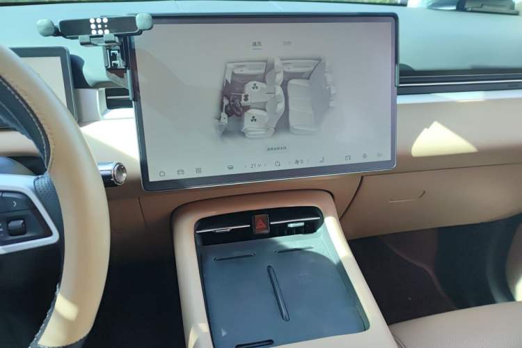Used Landian E5 PLUS 2025 165 km Long-Range Pro Version with 5 Seats Audio And AC Panel