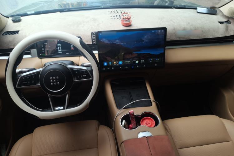 Used Landian E5 PLUS 2025 165 km Long-Range Version Pro 7-Seater Center Console