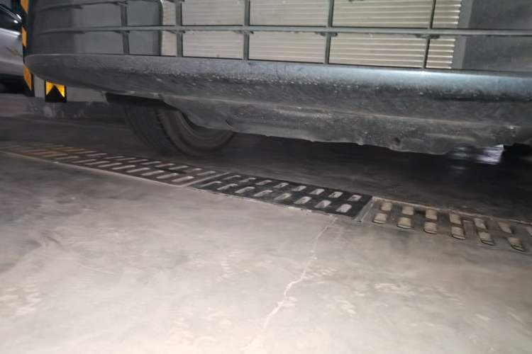 Used Landian E5 PLUS 2025 165 km Long-Range First Edition 7-Seater Chassis Front Right