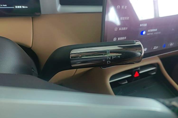 Used Landian E5 PLUS 2025 165 km Long-Range Version PLUS 5-Seater Gear Lever