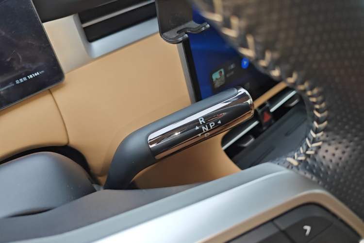 Used Landian E5 PLUS 2025 165 km Long-Range Travel Custom Edition 7 Seats Gear Lever