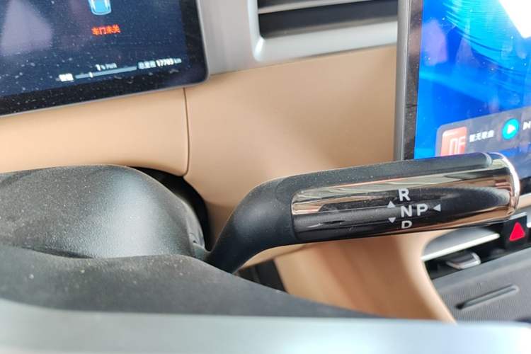 Used Landian E5 PLUS 2025 165 km Long-Range Version PLUS 5-Seater Gear Lever
