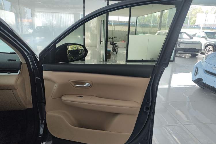 Used Landian E5 PLUS 2025 165 km Long-Range Version PLUS 5-Seater Interior 2