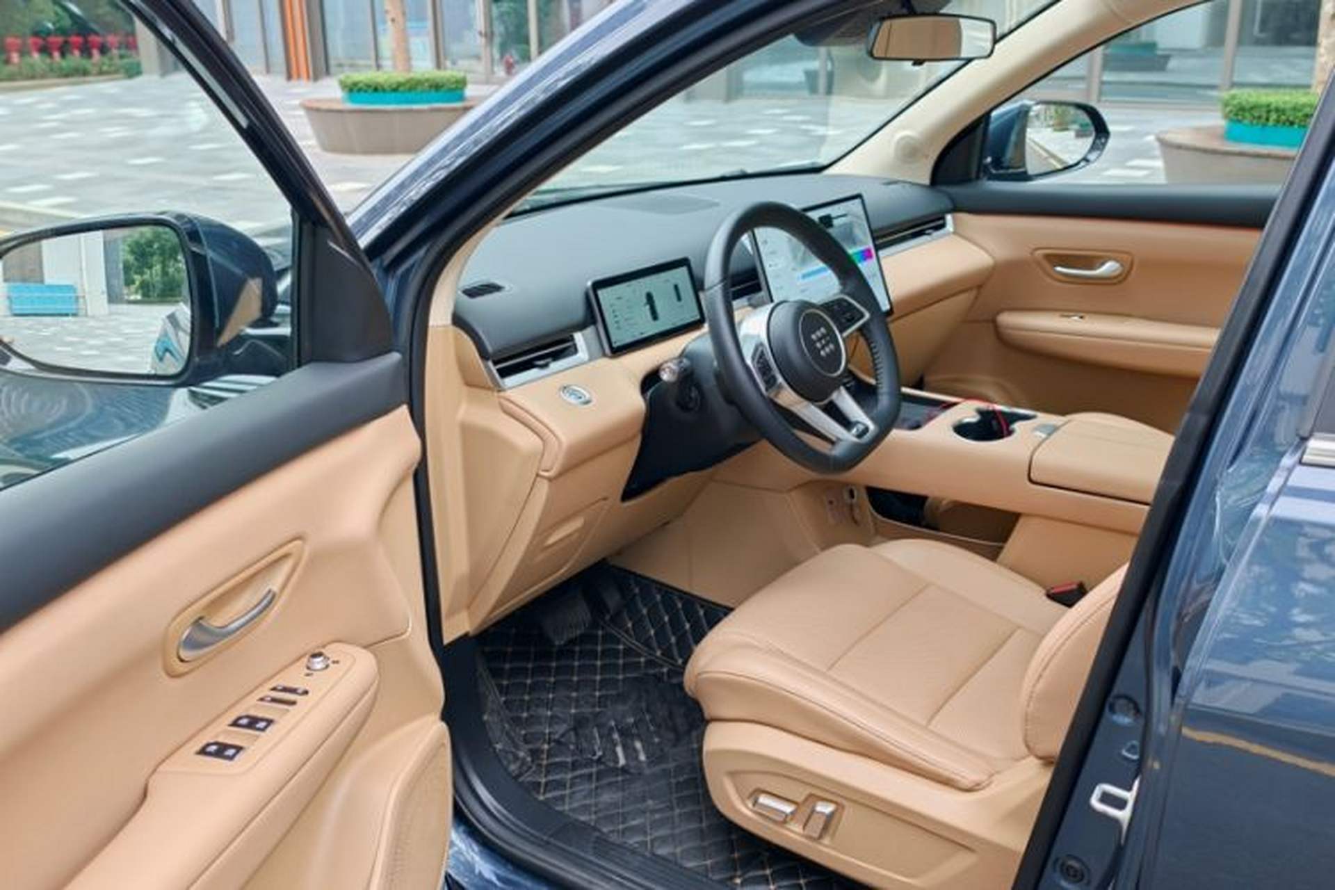Used Landian E5 PLUS 2025 165 km Long-Range Version PLUS 5-Seater Interior 2