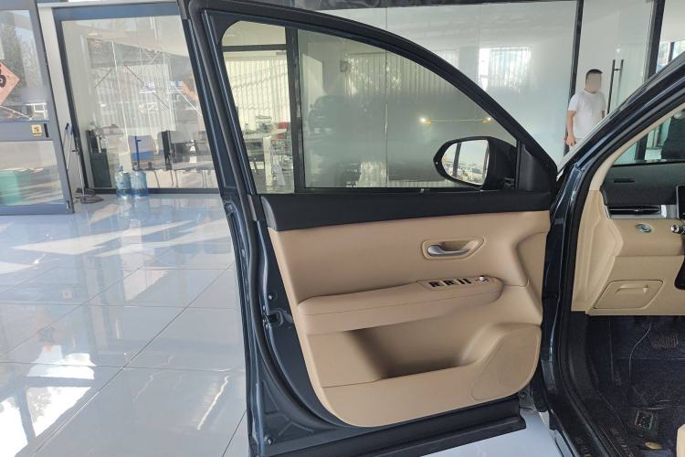 Used Landian E5 PLUS 2025 165 km Long-Range Version PLUS 5-Seater Interior 4