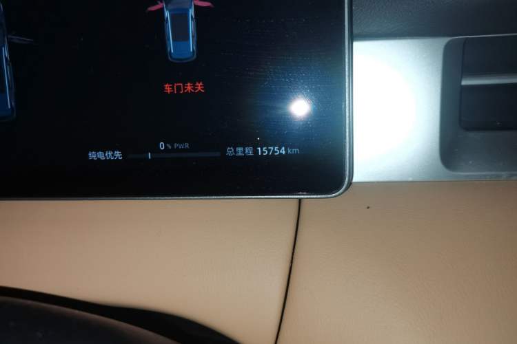 Used Landian E5 PLUS 2025 165 km Long-Range First Edition 7-Seater Odometer Close Up