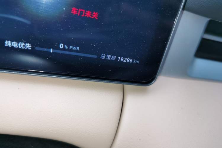Used Landian E5 PLUS 2025 165 km Long-Range Version 7 Seats Odometer Close Up