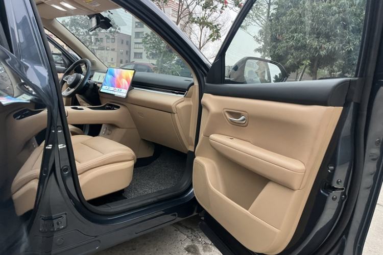 Used Landian E5 PLUS 2025 165 km Long-Range Version Pro 7-Seater Right Front Seat