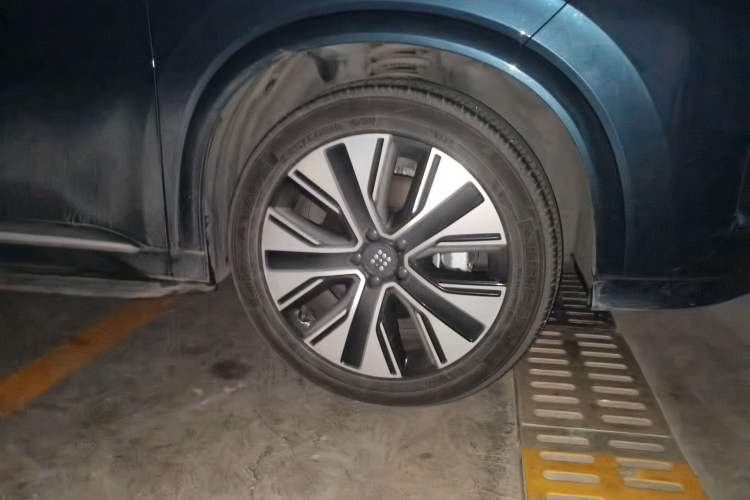 Used Landian E5 PLUS 2025 165 km Long-Range First Edition 7-Seater Right Front Wheel Hub