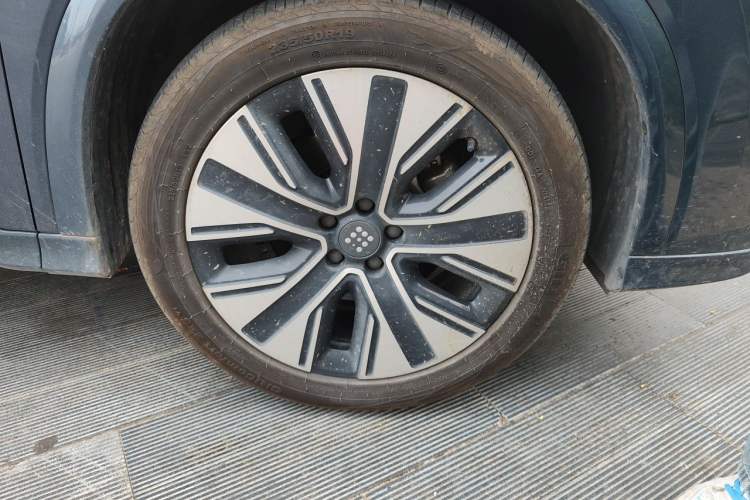 Used Landian E5 PLUS 2025 165 km Long-Range First Edition 7-Seater Right Front Wheel Hub