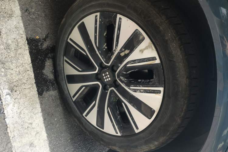 Used Landian E5 PLUS 2025 165 km Long-Range Version Pro 7-Seater Right Front Wheel Hub