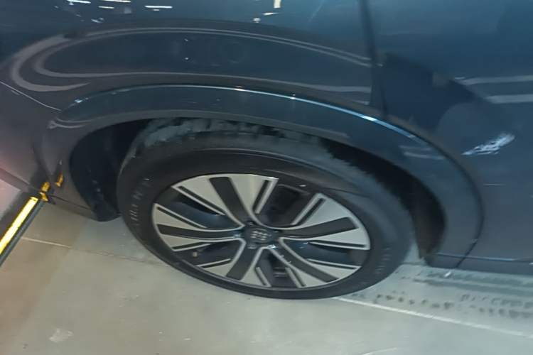 Used Landian E5 PLUS 2025 165 km Long-Range Version PLUS 5-Seater Right Rear Wheel Hub
