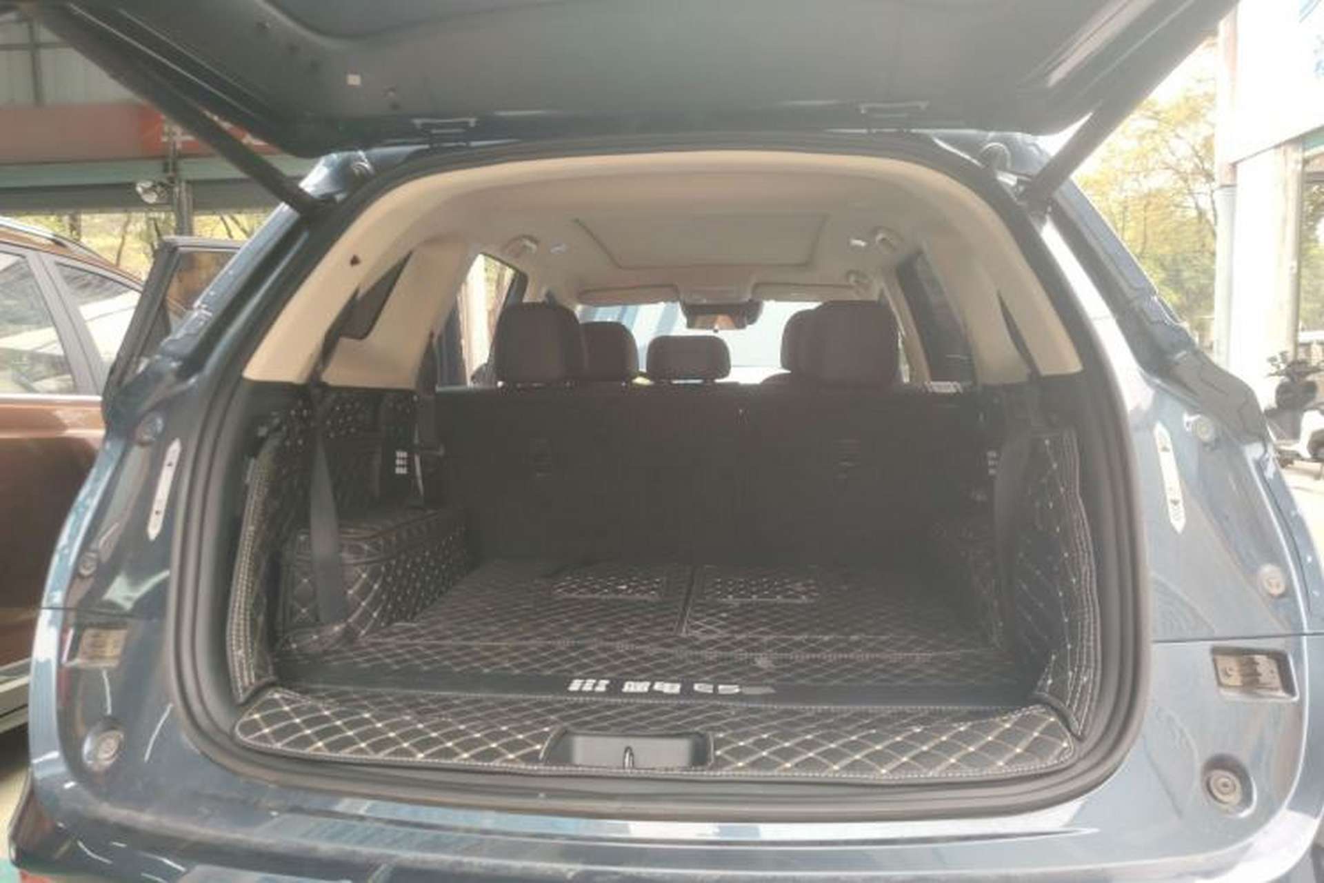 Used Landian E5 PLUS 2025 165 km Long-Range Version PLUS 7-Seater Trunk