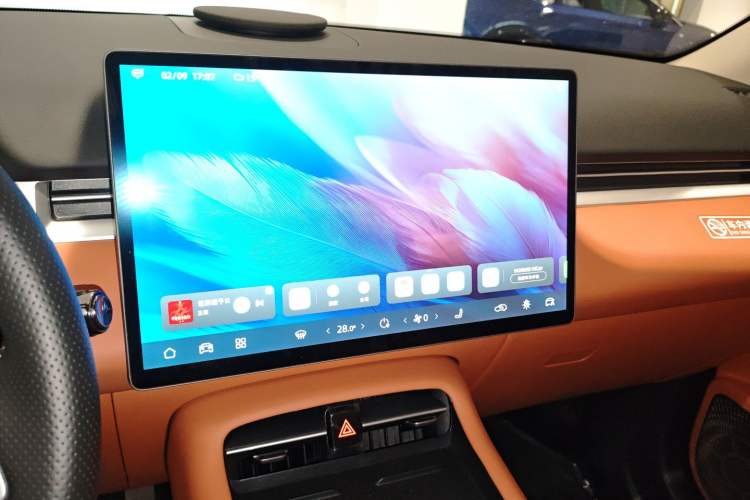 Used Landian E5 PLUS 2025 165 km Long-Range Version PLUS 7-Seater Audio And AC Panel
