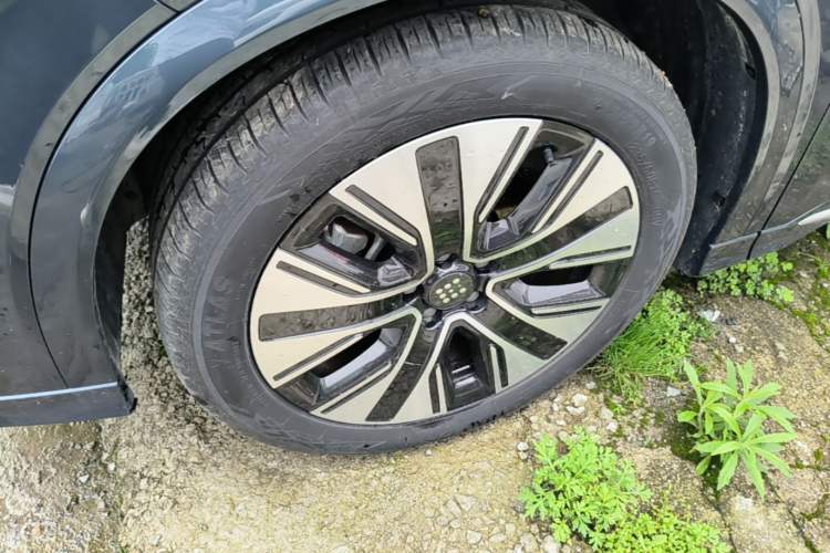 Used Landian E5 PLUS 2025 165 km Long-Range Travel & Comfort Edition 7 Seats Left Front Wheel Hub