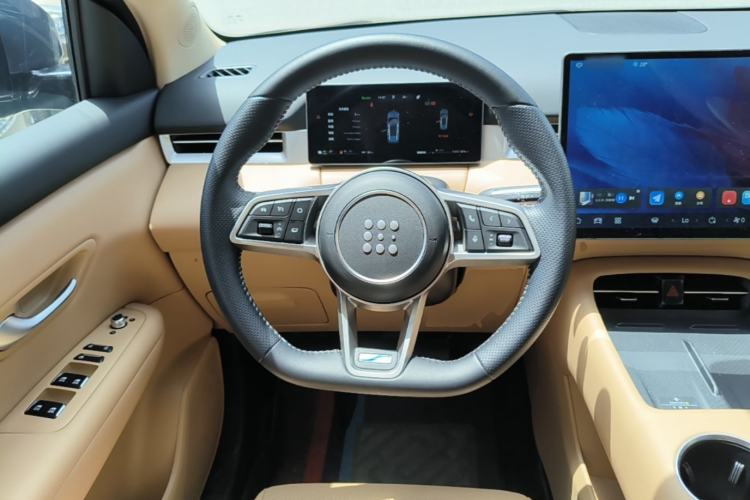 Used Landian E5 PLUS 2025 165 km Long-Range Travel & Comfort Edition 7 Seats Steering Wheel