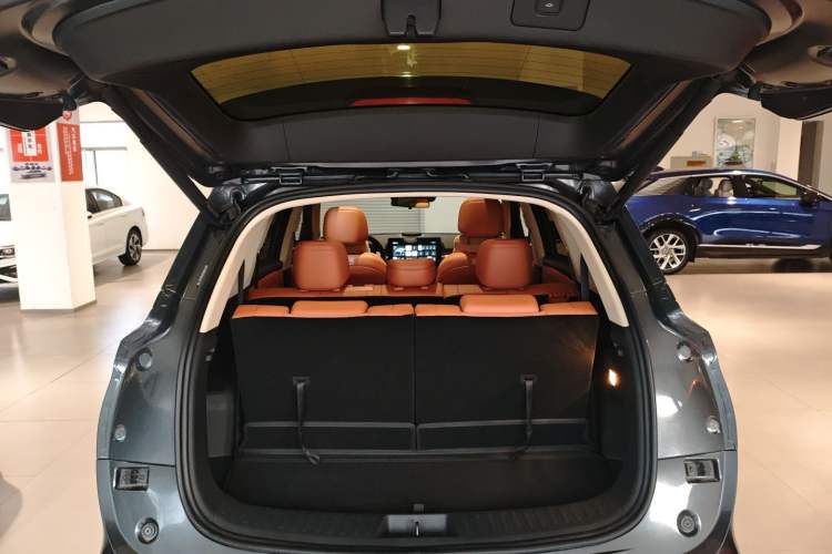 Used Landian E5 PLUS 2025 165 km Long-Range Version PLUS 7-Seater Trunk