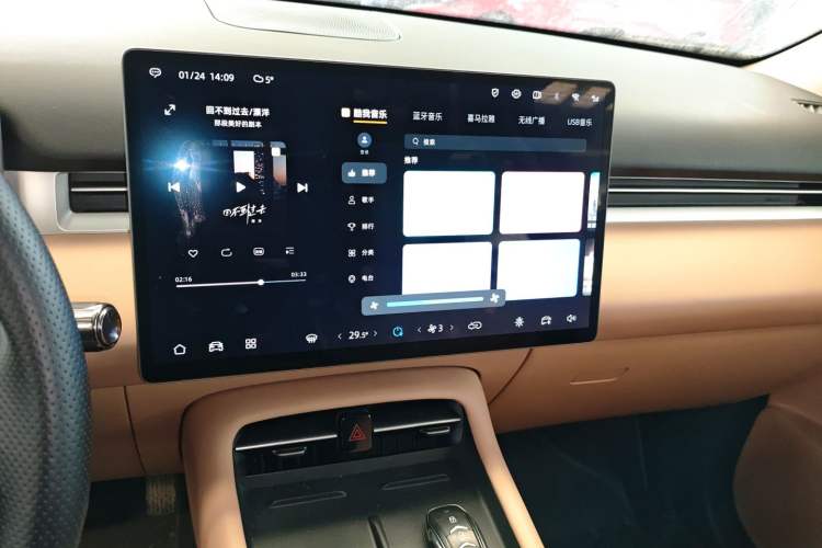 Used Landian E5 PLUS 2025 165 km Long-Range Version PLUS 7-Seater Audio And AC Panel