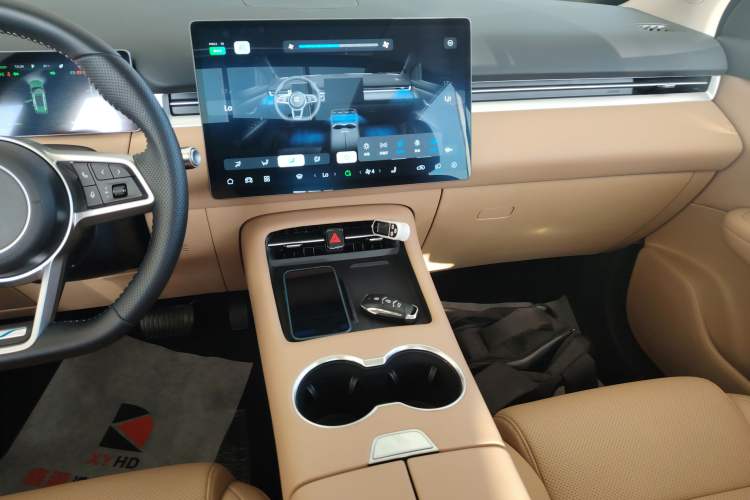 Used Landian E5 PLUS 2025 165 km Long-Range Version PLUS 7-Seater Audio And AC Panel