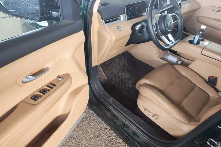 Used Landian E5 PLUS 2025 120 km Standard Range 7-Seater Driver Seat