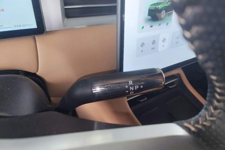 Used Landian E5 PLUS 2025 120 km Standard Range 7-Seater Gear Lever