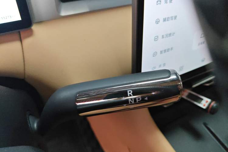 Used Landian E5 PLUS 2025 165 km Long-Range Version PLUS 5-Seater Gear Lever