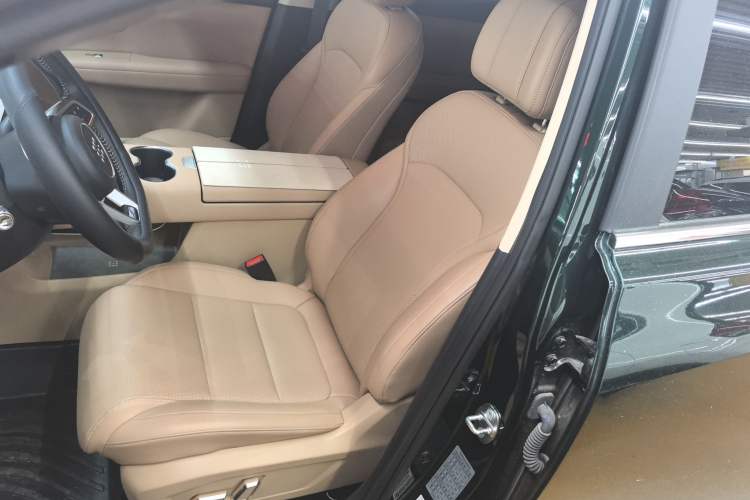 Used Landian E5 PLUS 2025 165 km Long-Range Version 7 Seats Interior 2