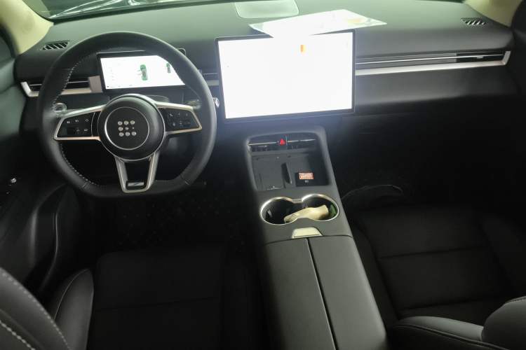 Used Landian E5 PLUS 2025 120km Standard Travel Custom Edition 5 Seats Interior 2