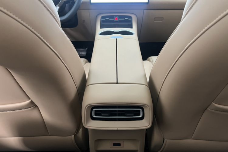 Used Landian E5 PLUS 2025 165 km Long-Range Version PLUS 7-Seater Interior 9