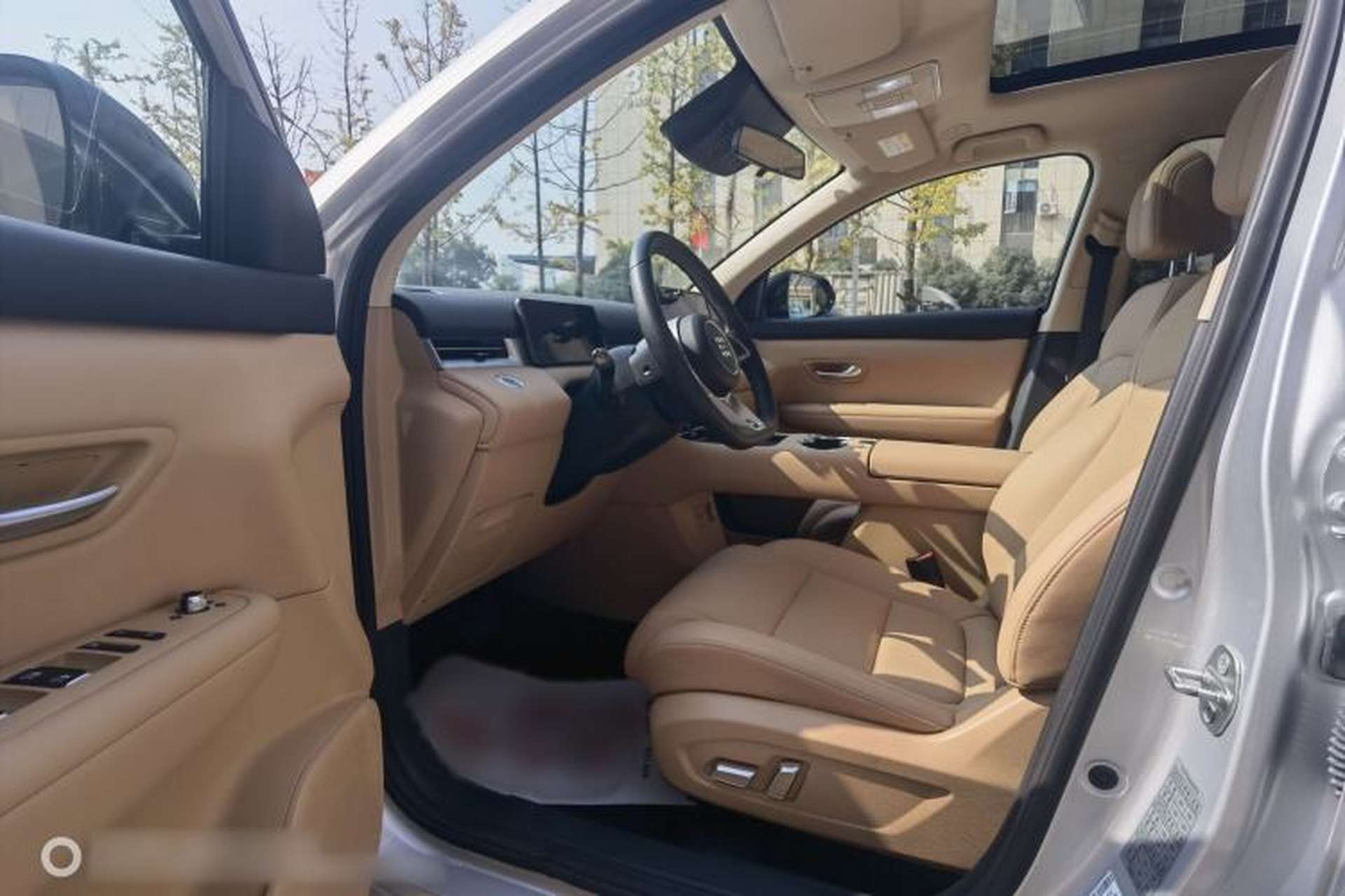 Used Landian E5 PLUS 2025 165 km Long-Range Version PLUS 5-Seater Interior 2