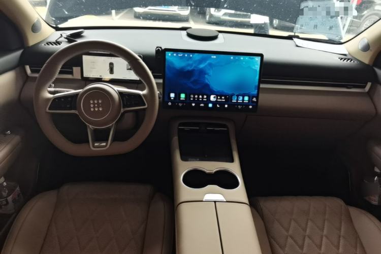Used Landian E5 PLUS 2026 Model Standard-Range All-Wheel-Drive Performance Version Ultra Center Console