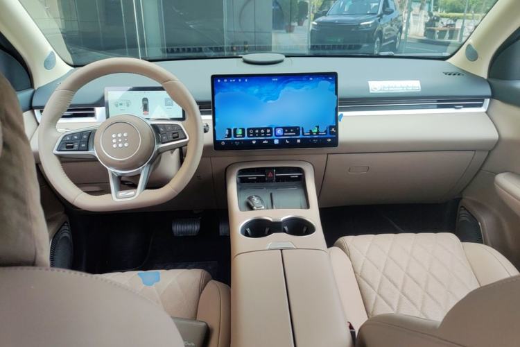 Used Landian E5 PLUS 2026 Model Standard-Range All-Wheel-Drive Performance Version Ultra Center Console