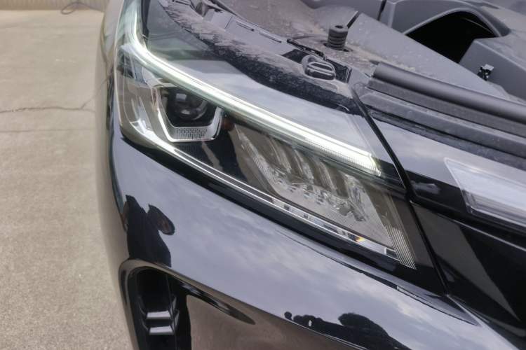 Used Landian E5 PLUS 2026 Model Standard-Range All-Wheel-Drive Performance Version Ultra Right Front Headlight