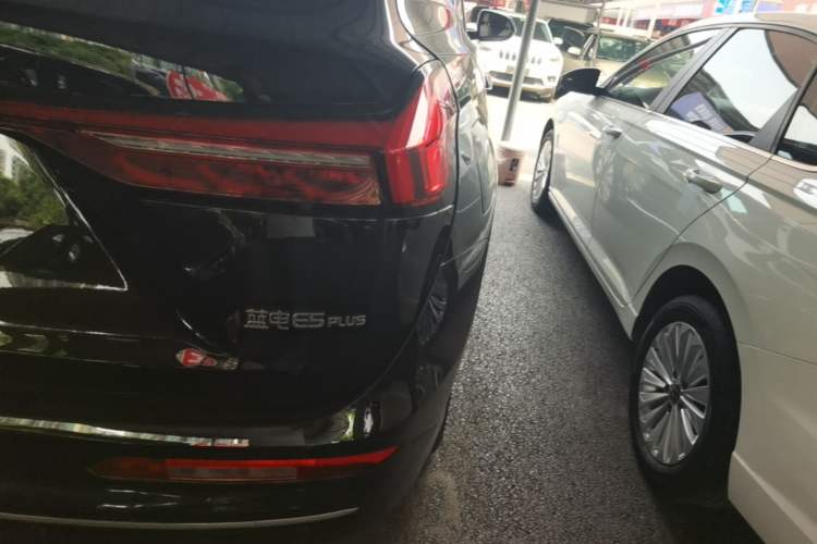 Used Landian E5 PLUS 2026 Model Standard-Range All-Wheel-Drive Performance Version Ultra Right Rear Taillight