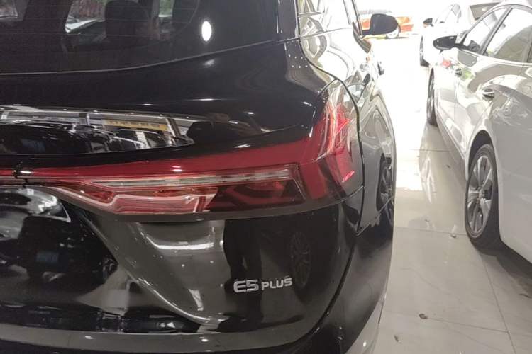 Used Landian E5 PLUS 2026 Model 165km Long-Range First-Adoption Version Ultra 7-seater Right Rear Taillight