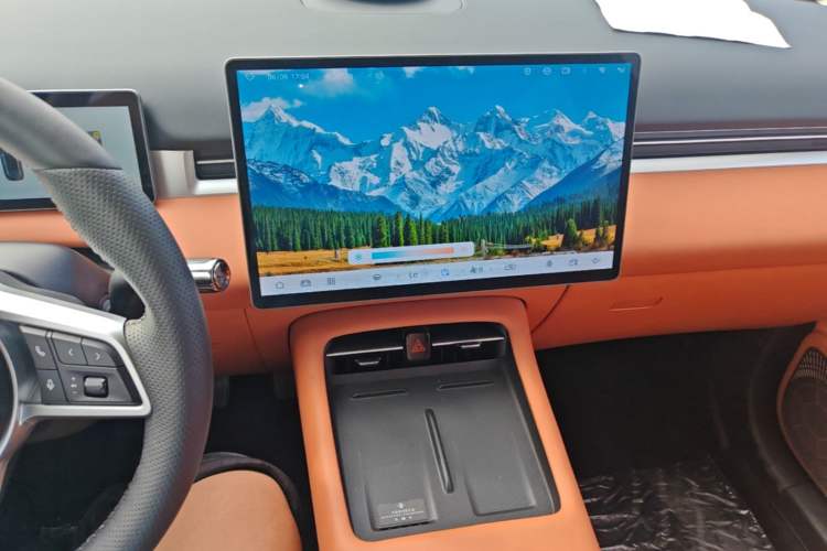 Used Landian E5 PLUS 2026 Model 165km Long-Range First-Adoption Version Ultra 7-seater Audio And AC Panel