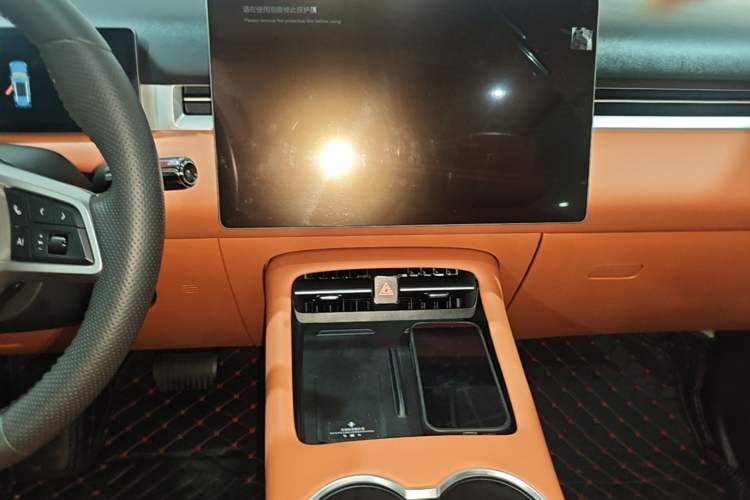 Used Landian E5 PLUS 2026 Model 230km Ultra-Long-Range Version Ultra 5-seater Audio And AC Panel