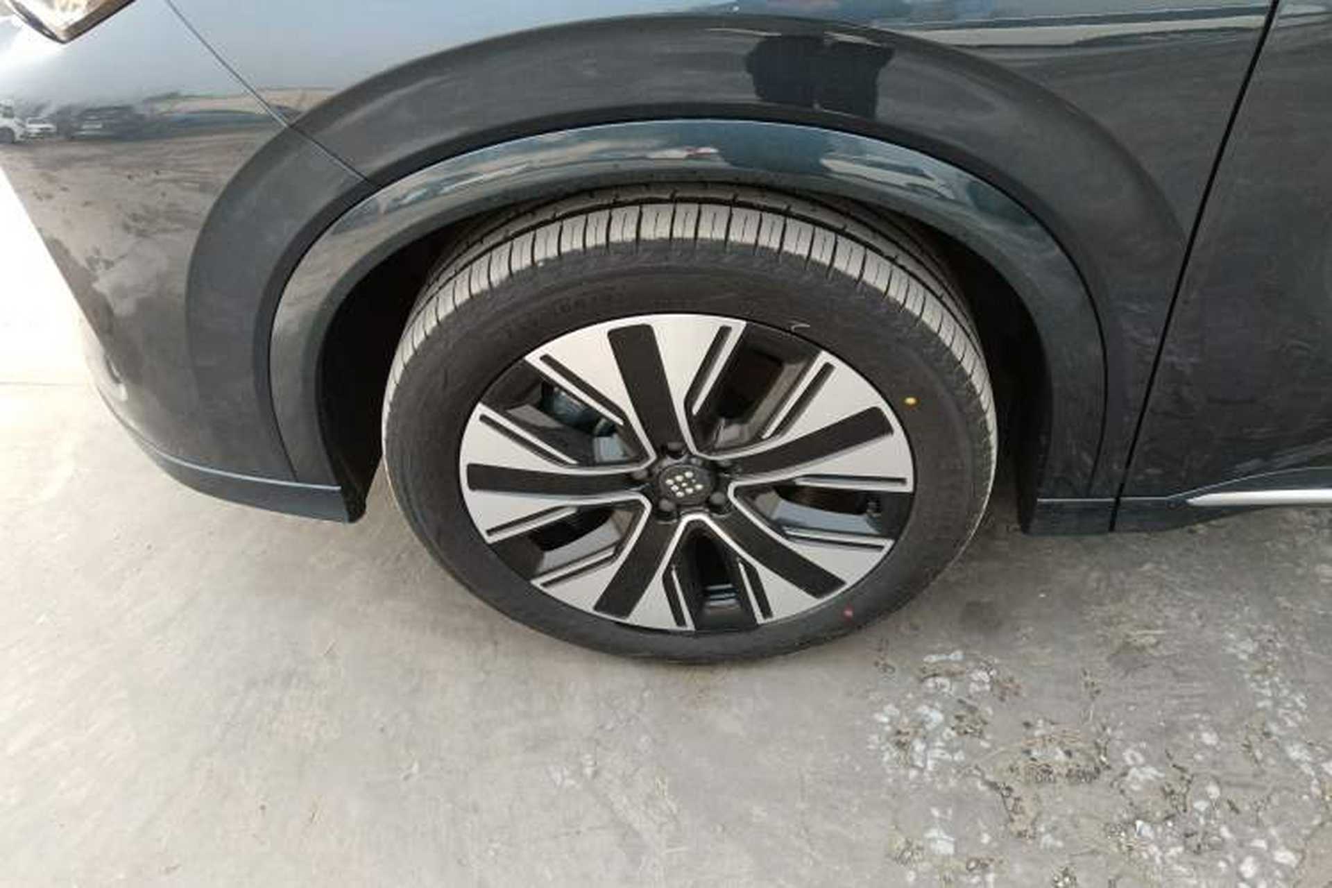 Used Landian E5 PLUS 2026 Model, 165km Long-Range First-Adoption Edition Max, 5-seater Left Front Wheel Hub