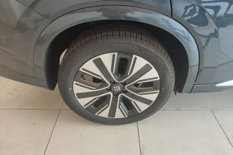 Used Landian E5 PLUS 2026 Model 230km Ultra-Long-Range Version Ultra 7-seater Right Rear Wheel Hub