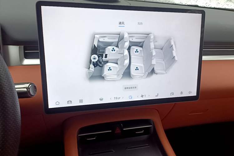 Used Landian E5 PLUS 2026 Model 165km Long-Range First-Adoption Version Ultra 7-seater Audio And AC Panel