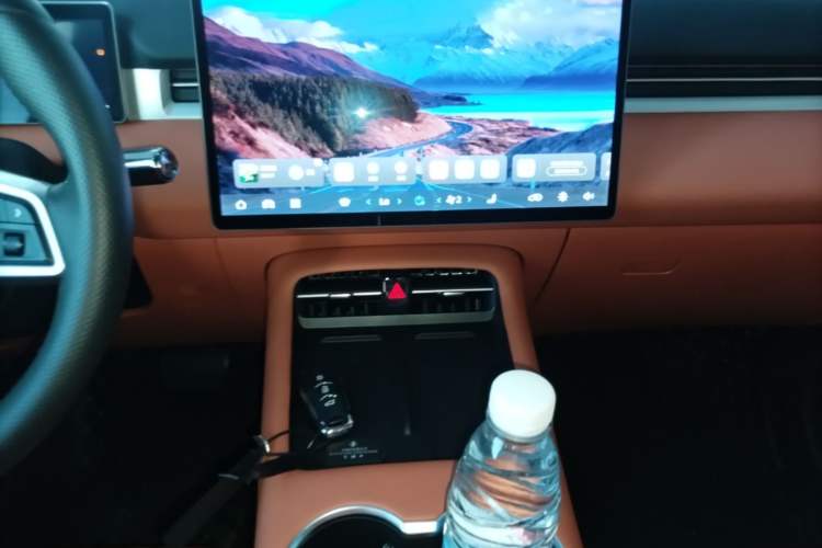 Used Landian E5 PLUS 2026 Model 165km Long-Range First-Adoption Version Ultra 7-seater Audio And AC Panel