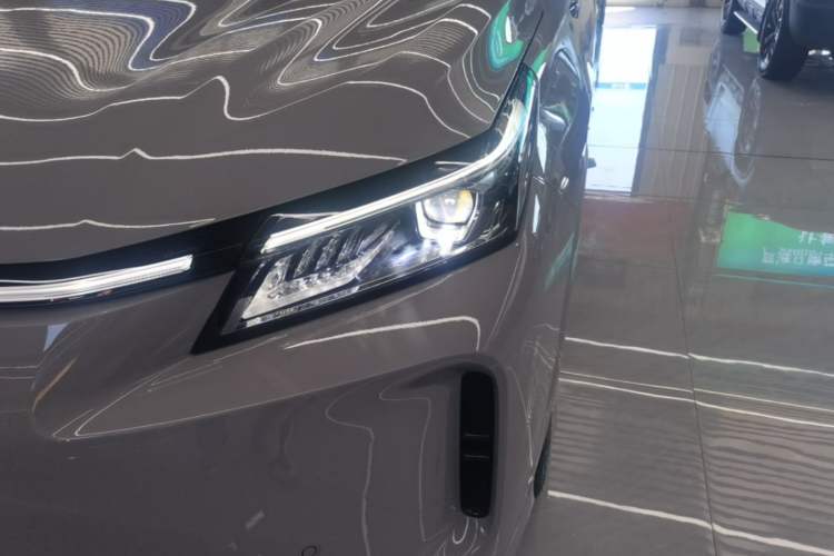 Used Landian E5 PLUS 2026 Model Standard-Range All-Wheel-Drive Performance Version Ultra Left Front Headlight