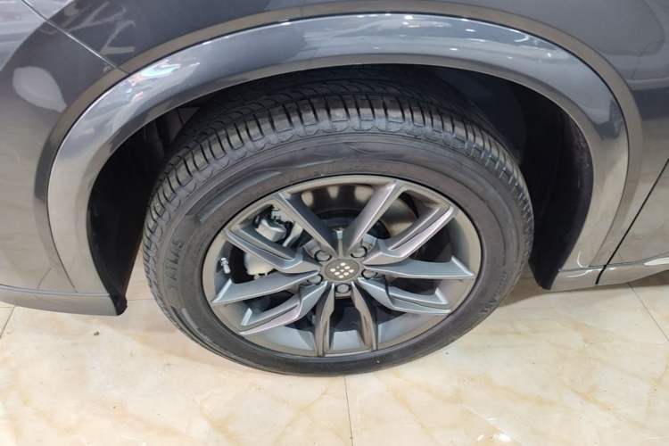 Used Landian E5 PLUS 2026 Model, 165km Long-Range First-Adoption Edition, 7-seater Left Front Wheel Hub