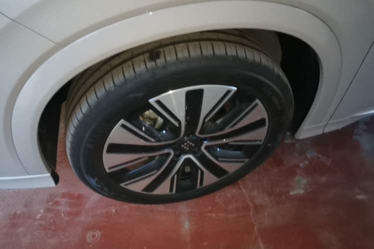 Used Landian E5 PLUS 2026 Model 230km Ultra-Long-Range Version Ultra 5-seater Left Front Wheel Hub