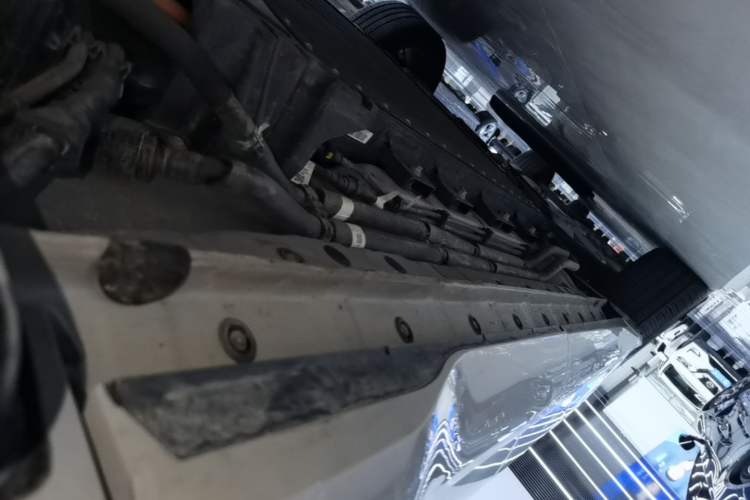 Used Landian E5 PLUS 2026 Model Standard-Range All-Wheel-Drive Performance Version Ultra Left Side Sill